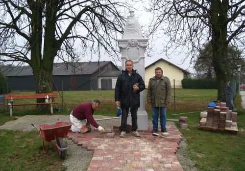 Fliegerdenkmal, Pflasterung