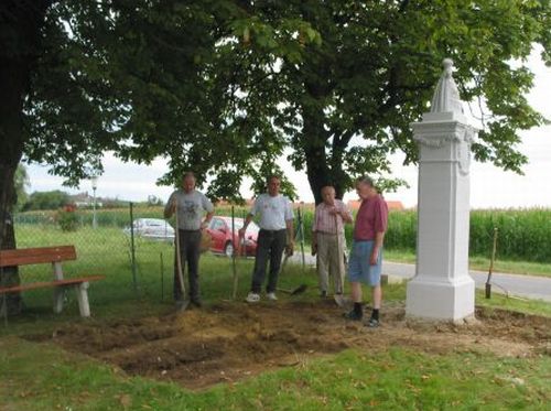 Fliegerdenkmal, Grabungsarbeiten