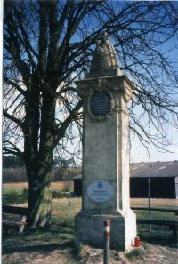 Fliegerdenkmal vor der Renovierung